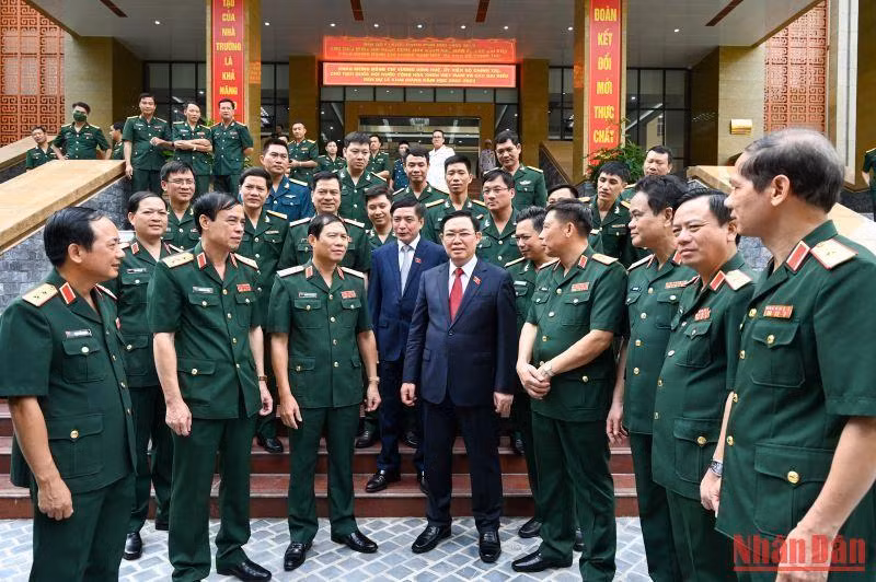 Chủ tịch Quốc hội Vương Đình Huệ cùng lãnh đạo Bộ Quốc phòng, Học viện Quốc phòng với các học viên tại lễ khai giảng. (Ảnh Duy Linh) Chủ tịch Quốc hội Vương Đình Huệ cùng lãnh đạo Bộ Quốc phòng, Học viện Quốc phòng với các học viên tại lễ khai giảng. (Ảnh Duy Linh)