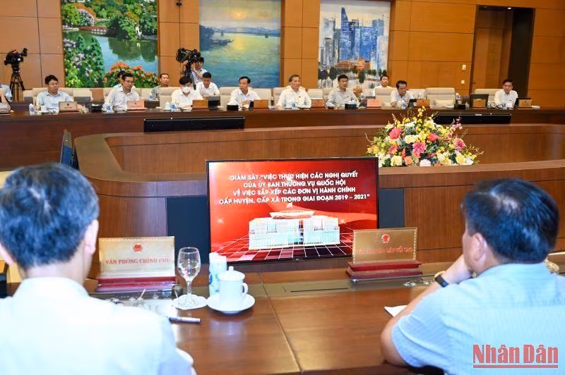 Các đại biểu xem phim tư liệu “Việc thực hiện các nghị quyết của Ủy ban Thường vụ Quốc hội về việc sắp xếp các đơn vị hành chính cấp huyện, cấp xã trong giai đoạn 2019-2021”.