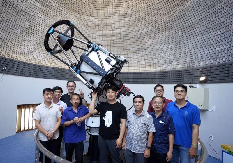 Hạng mục Trạm quan sát thiên văn phổ thông sử dụng kính thiên văn quang học đường kính ống 60cm (lớn nhất tại Việt Nam hiện nay). Ngoài ra, còn có các kính thiên văn phổ thông, các máy móc hỗ trợ… giúp quan sát các hành tinh của hệ mặt trời và thiên hà.