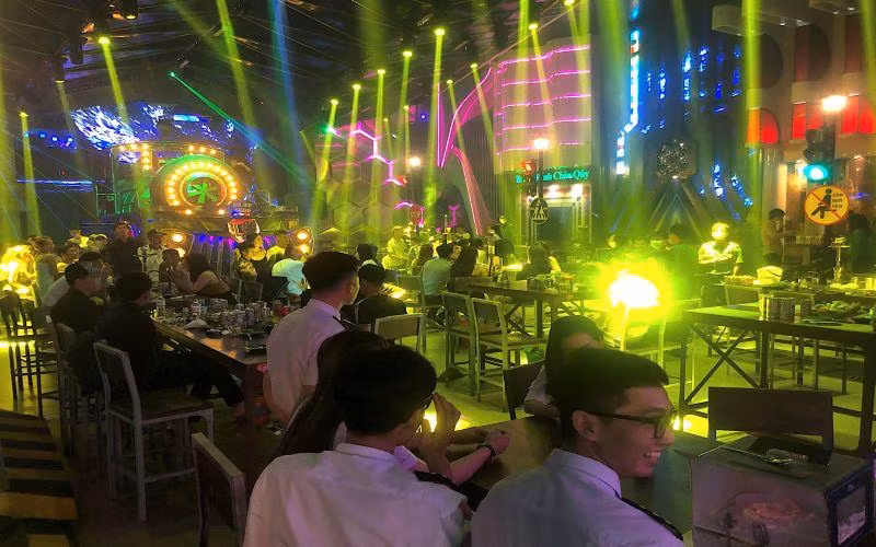 Lực lượng chức năng Cà Mau kiểm tra tại cơ sở “Beer club Tiktok” vào rạng sáng 12/9. 