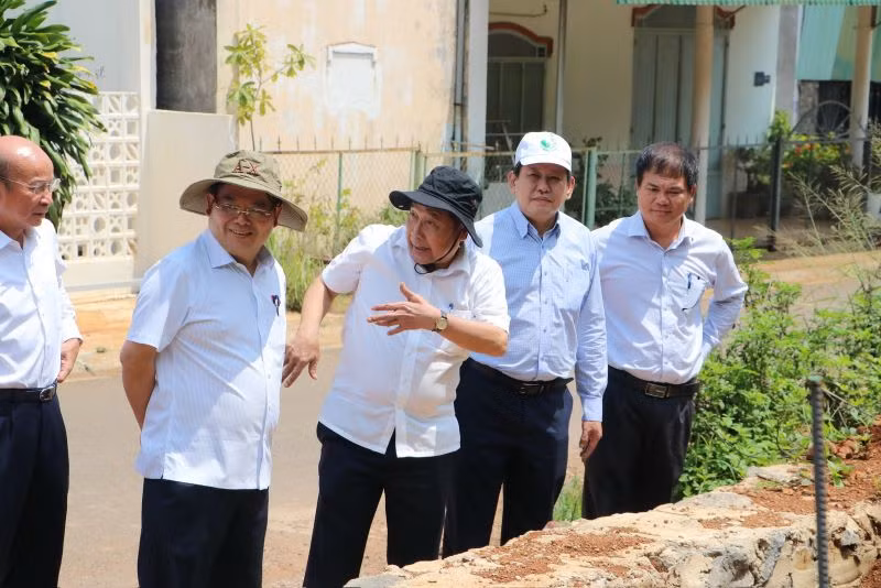 Các thành viên Đoàn giám sát kiểm tra hiện trạng dự án.