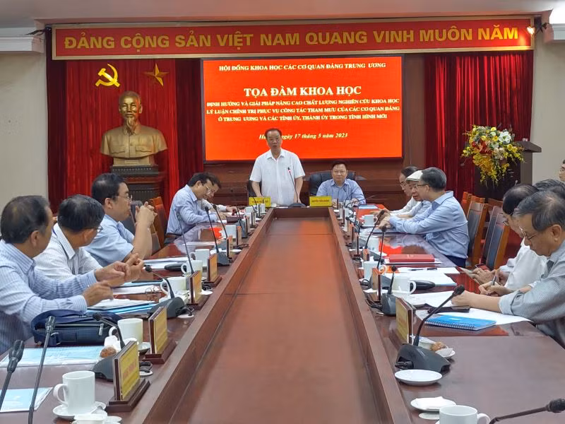 Giáo sư, Tiến sĩ Phùng Hữu Phú, Chủ tịch Hội đồng khoa học các cơ quan Đảng Trung ương kết luận tọa đàm.
