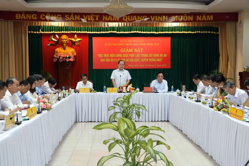 Đồng chí Quản Minh Cường, Phó Bí thư Tỉnh ủy, Trưởng đoàn Đoàn đại biểu Quốc hội tỉnh Đồng Nai phát biểu tại buổi giám sát.