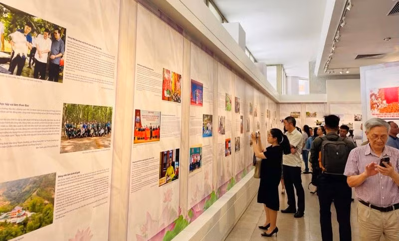 Công chúng tham quan triển lãm.