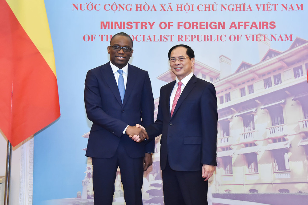 Bộ trưởng Ngoại giao Bùi Thanh Sơn đã đón và tiến hành hội đàm với Bộ trưởng Ngoại giao Benin Olushegun Adjadi Bakari. (Ảnh: BNG)