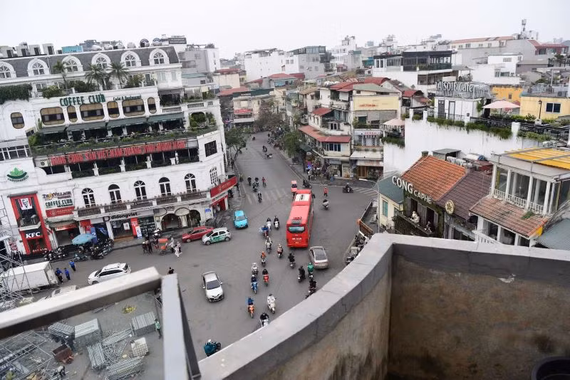 Ngắm dòng xe ngược xuôi dưới phố cổ từ trên tòa nhà. (Ảnh: Thế Dương)