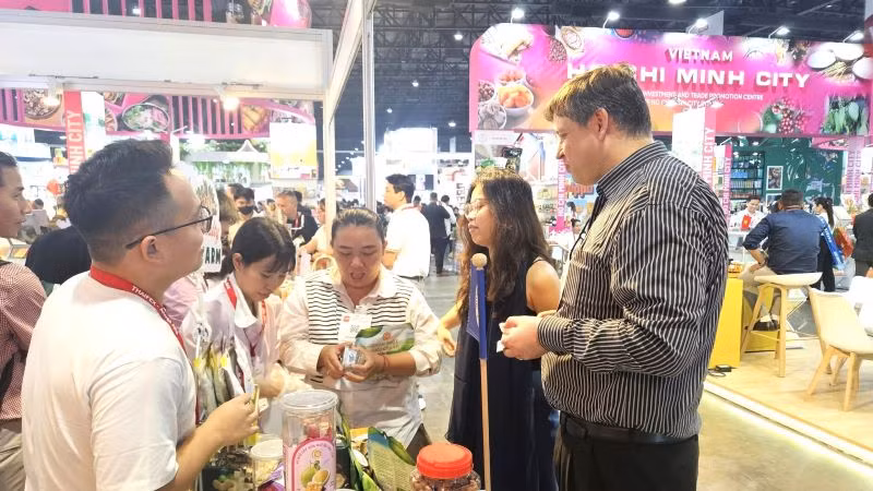 Đông đảo khách hàng và đối tác đã đến gian hàng Việt. (Ảnh: PV)