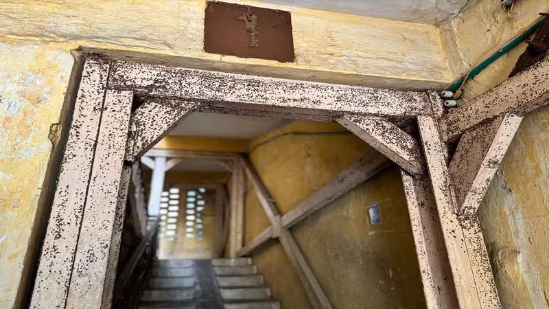 Các khung sắt gia cố chằng chèo quanh khu nhà. Các khung sắt gia cố chằng chèo quanh khu nhà.