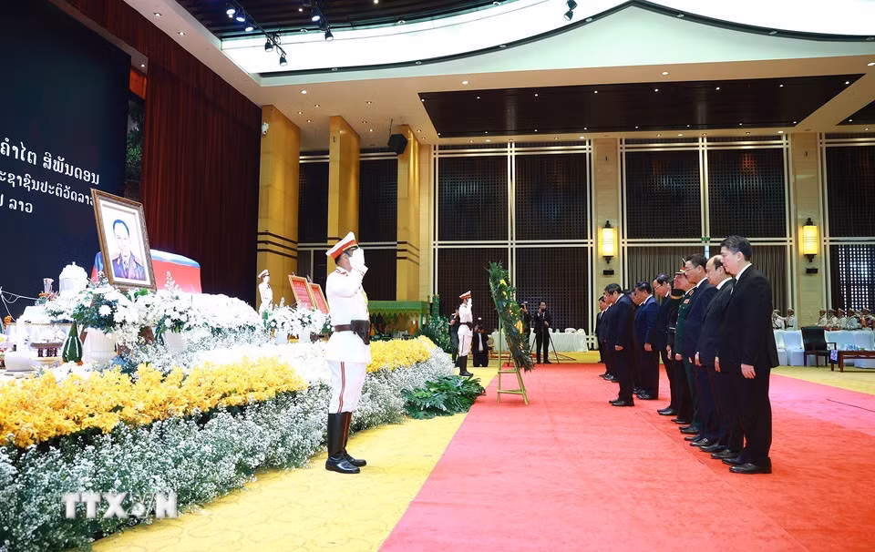 Thủ tướng Phạm Minh Chính dẫn đầu Đoàn đại biểu cấp cao của Chính phủ Việt Nam viếng nguyên Chủ tịch Đảng Nhân dân Cách mạng Lào, nguyên Chủ tịch nước Lào Khamtay Siphandone. (Ảnh: DƯƠNG GIANG/TTXVN)