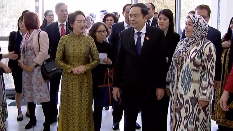 Chủ tịch Quốc hội Trần Thanh Mẫn và phu nhân thăm Đại học Phương Đông Tashkent (Ảnh: QUOCHOI.VN)