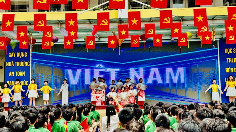 Sân trường Tiểu học Việt Nam-Cuba ngập sắc cờ đỏ sao vàng. (Ảnh: HNV)