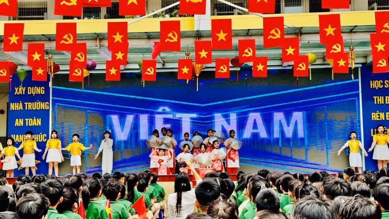 Sân trường Tiểu học Việt Nam-Cuba ngập sắc cờ đỏ sao vàng. (Ảnh: HNV)