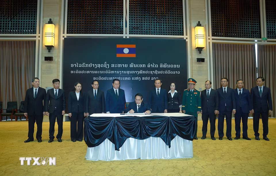 Thủ tướng Phạm Minh Chính viếng nguyên Chủ tịch Đảng Nhân dân Cách mạng Lào, nguyên Chủ tịch nước Lào Khamtay Siphandone. (Ảnh: DƯƠNG GIANG/TTXVN)