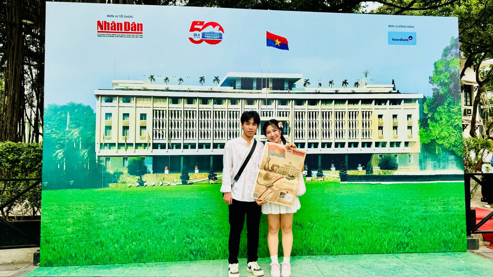 Đôi bạn trẻ Quang Minh-Thục Anh, sinh năm 2003 chụp ảnh tại triển lãm tương tác. (Ảnh: HNV) Đôi bạn trẻ Quang Minh-Thục Anh, sinh năm 2003 chụp ảnh tại triển lãm tương tác. (Ảnh: HNV)
