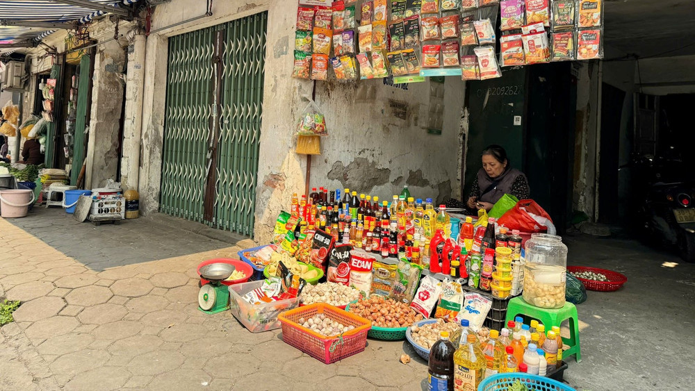 Người dân tận dụng khu vực tầng 1 để bán hàng ở tập thể cũ Thành Công, Ba Đình, Hà Nội. (Ảnh: HNV) Người dân tận dụng khu vực tầng 1 để bán hàng ở tập thể cũ Thành Công, Ba Đình, Hà Nội. (Ảnh: HNV)