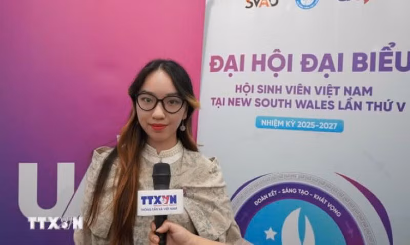 Bạn Đàm Thị Kim Ngân, sinh viên Đại học Wollongong, trả lời phỏng vấn phóng viên TTXVN. (Ảnh: Lê Đạt/TTXVN)