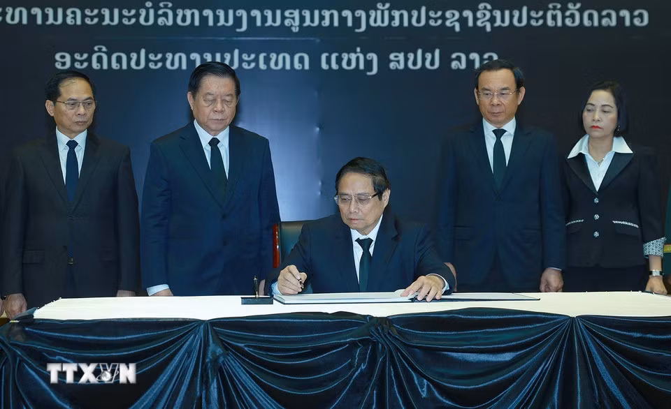 Thủ tướng Phạm Minh Chính viếng nguyên Chủ tịch Đảng Nhân dân Cách mạng Lào, nguyên Chủ tịch nước Lào Khamtay Siphandone. (Ảnh: DƯƠNG GIANG/TTXVN)