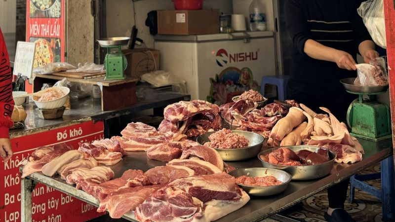 Giá thịt lợn biến động do nhiều nguyên nhân. (Ảnh: HNV)