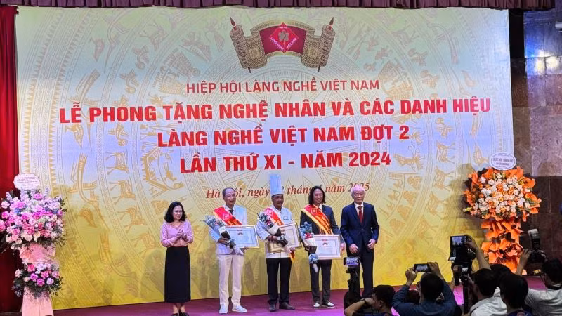 Trao tặng danh hiệu Bảng vàng gia tộc làng nghề Việt 2024. (Ảnh: HNV) Trao tặng danh hiệu Bảng vàng gia tộc làng nghề Việt 2024. (Ảnh: HNV)