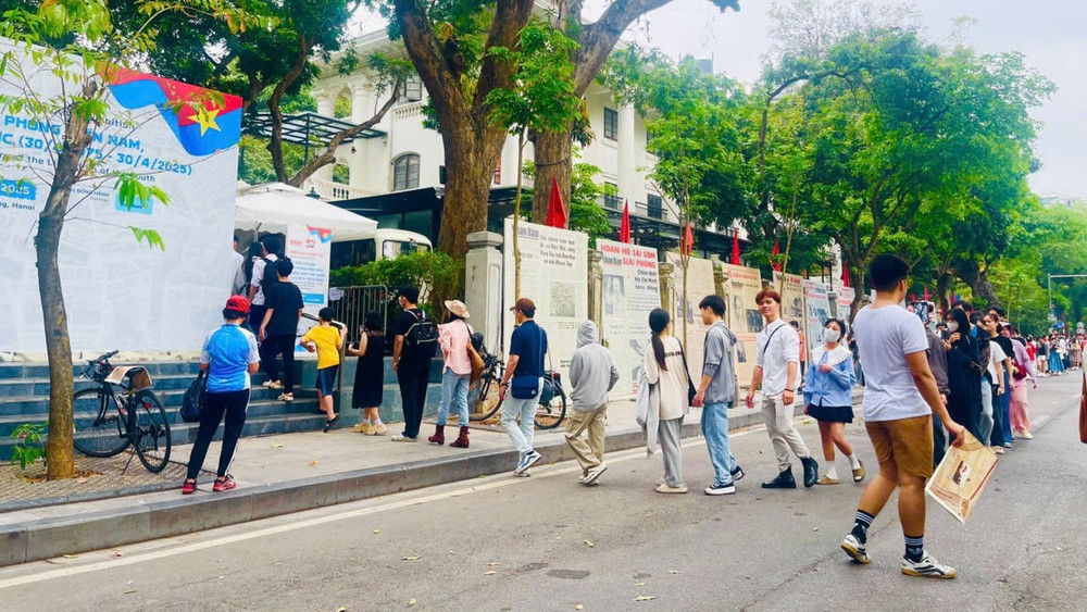 Dòng người xếp hàng để nhận phụ san đặc biệt ngày càng đông. (Ảnh: KIM DUNG) Dòng người xếp hàng để nhận phụ san đặc biệt ngày càng đông. (Ảnh: KIM DUNG)