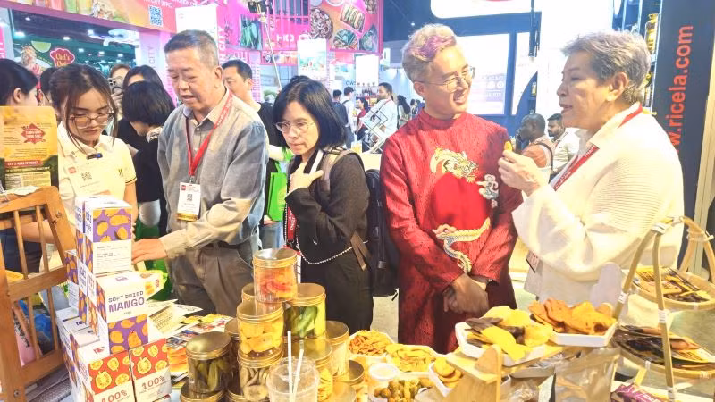 Người tiêu dùng Thái Lan quan tâm hàng Việt tại hội chợ. (Ảnh: PV)