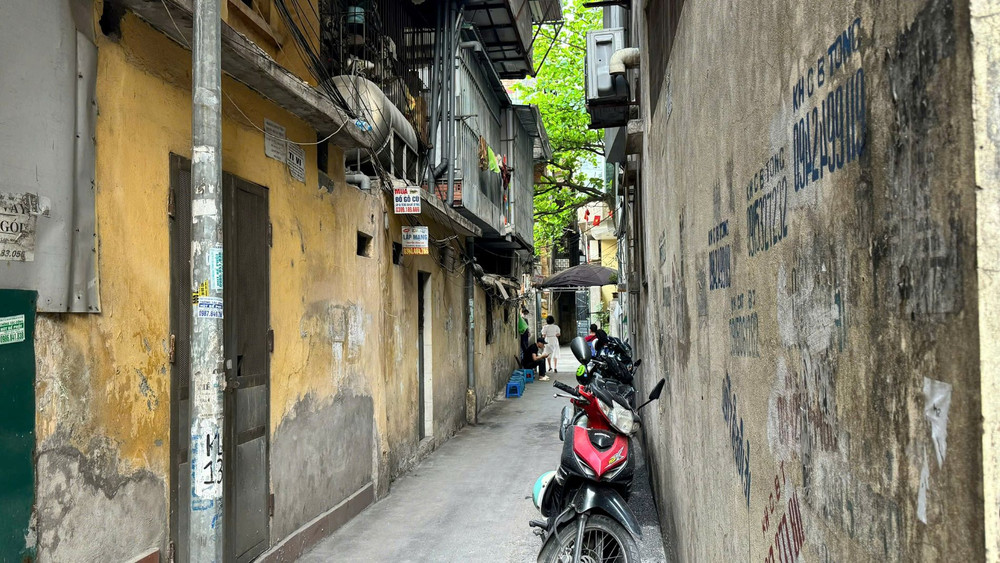 Những lối đi nhỏ chật hẹp giữa các khu tập thể cũ thuộc Phương Mai, Đống Đa, Hà Nội. (Ảnh: HNV) Những lối đi nhỏ chật hẹp giữa các khu tập thể cũ thuộc Phương Mai, Đống Đa, Hà Nội. (Ảnh: HNV)