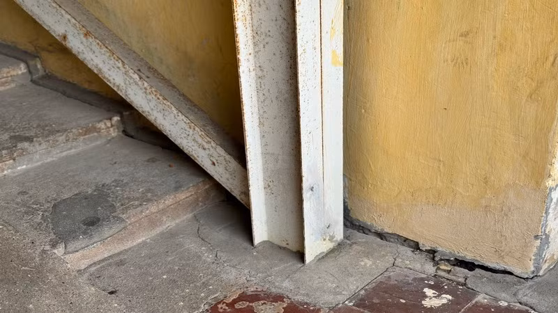 Vết nứt chân cầu thang dù đã được gia cố nhưng nguy hiểm vẫn rình rập. Vết nứt chân cầu thang dù đã được gia cố nhưng nguy hiểm vẫn rình rập.