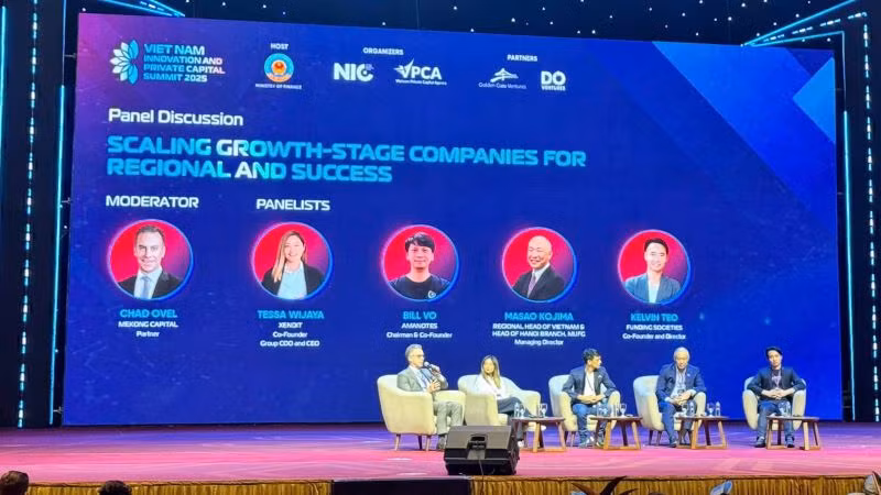 Các diễn giả trao đổi tại một trong nhiều phiên thảo luận của diễn đàn. (Ảnh: HNV)