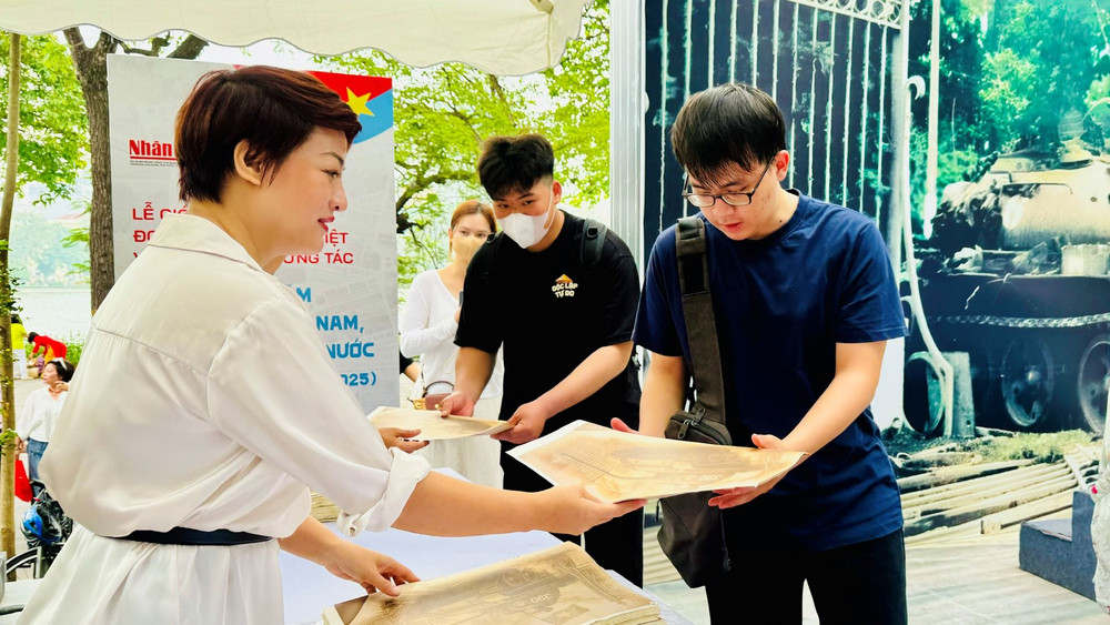 Nhiều bạn trẻ xếp hàng để nhận phụ san đặc biệt của Báo Nhân Dân. (Ảnh: HNV) Nhiều bạn trẻ xếp hàng để nhận phụ san đặc biệt của Báo Nhân Dân. (Ảnh: HNV)