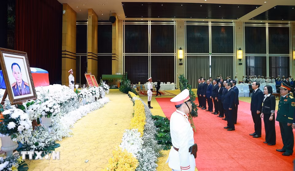 Thủ tướng Phạm Minh Chính dẫn đầu Đoàn đại biểu cấp cao của Chính phủ Việt Nam viếng nguyên Chủ tịch Đảng Nhân dân Cách mạng Lào, nguyên Chủ tịch nước Lào Khamtay Siphandone. (Ảnh: DƯƠNG GIANG/TTXVN)