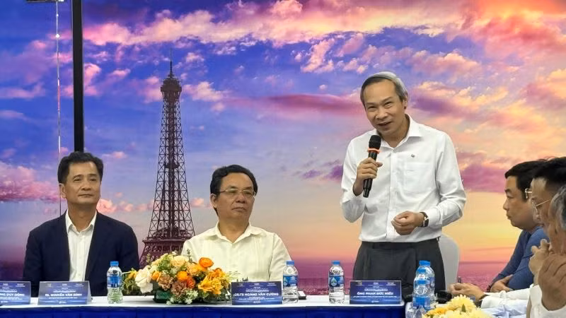 Ông Phan Đức Hiếu, Ủy viên Ủy ban Kinh tế và tài chính của Quốc hội chia sẻ tại một sự kiện liên quan về chứng chỉ nghề môi giới vừa mới đây tại Hà Nội. (Ảnh: HNV)