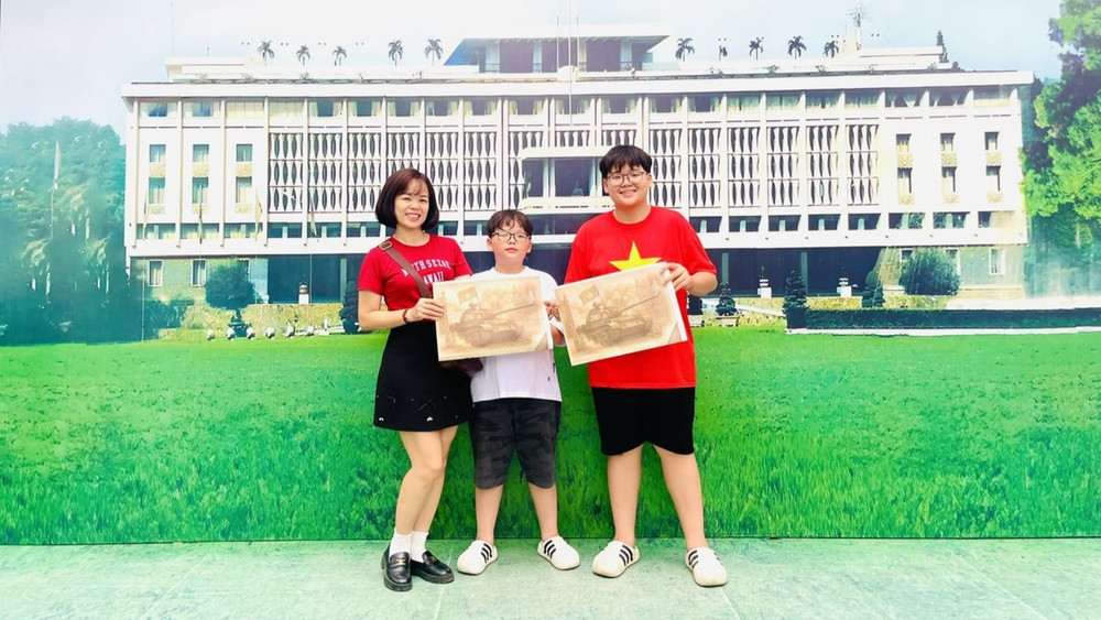 Chị Trần Minh Phương, quận Long Biên, Hà Nội cùng hai con trực tiếp tham gia triển lãm tương tác. (Ảnh: KIM DUNG) Chị Trần Minh Phương, quận Long Biên, Hà Nội cùng hai con trực tiếp tham gia triển lãm tương tác. (Ảnh: KIM DUNG)