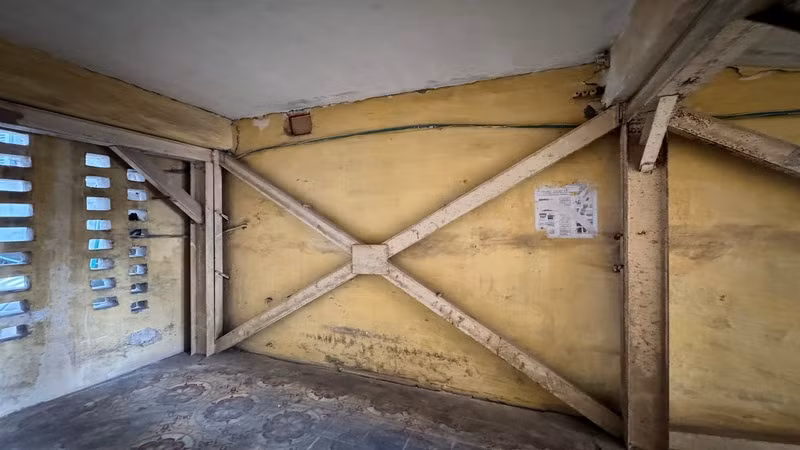 Các hộ dân dùng các khung sắt gia cố trước hiện tượng lún, sụt của tòa nhà. Các hộ dân dùng các khung sắt gia cố trước hiện tượng lún, sụt của tòa nhà.