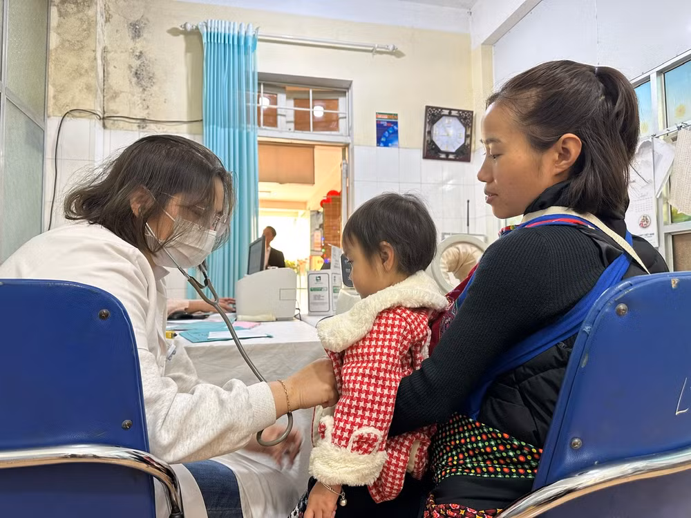 Khám bệnh cho trẻ em tại Bệnh viện đa khoa Bắc Hà, Lào Cai.