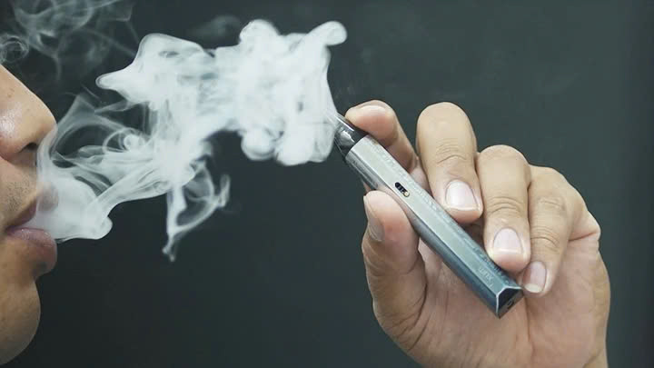 Hút thuốc lá điện tử tiềm ẩn nhiều nguy cơ về sức khỏe.