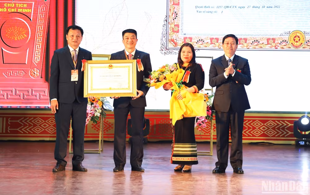 Thừa ủy quyền của Chủ tịch nước, đồng chí Nguyễn Đình Trung, Ủy viên Trung ương Đảng, Bí thư Tỉnh ủy Đắk Lắk đã trao tặng Huân chương Lao động hạng Ba cho lãnh đạo thành phố Buôn Ma Thuột về những thành tích xuất sắc trong phong trào thi đua “Cả nước chung sức xây dựng nông thôn mới” giai đoạn 2016-2020.