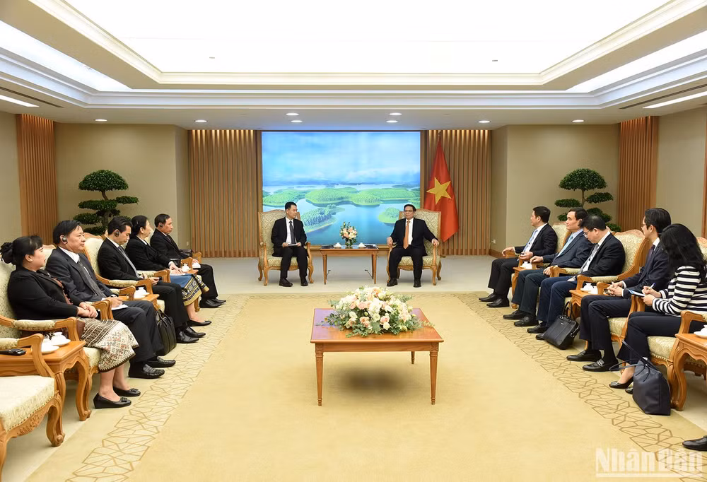 Thủ tướng Phạm Minh Chính tiếp Bộ trưởng Công thương Lào Malaythong Kommasith. (Ảnh: TRẦN HẢI)