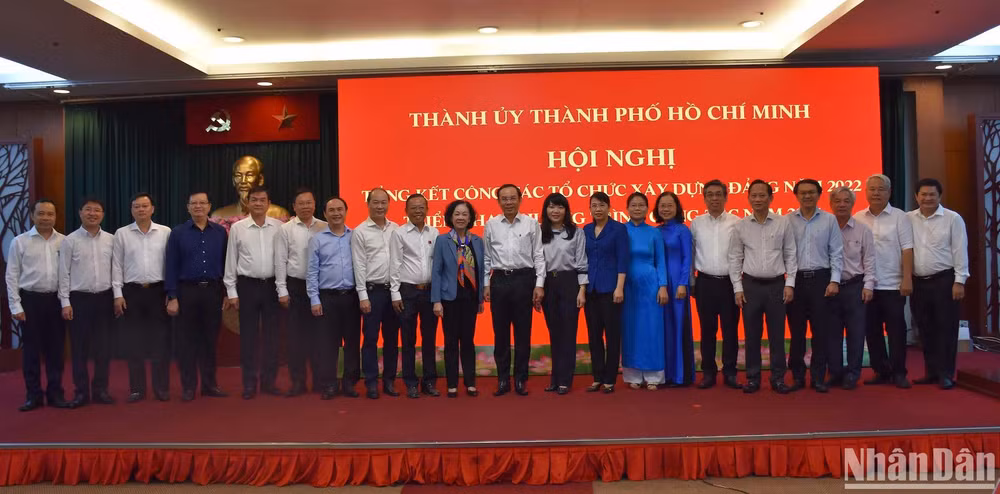 Các đại biểu chụp ảnh lưu niệm tại hội nghị.