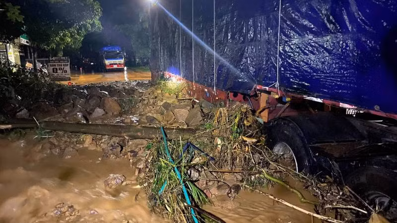 Quốc lộ 12A đoạn Km121+800 bị sạt lở gây ách tắc giao thông trong đêm 25/9.