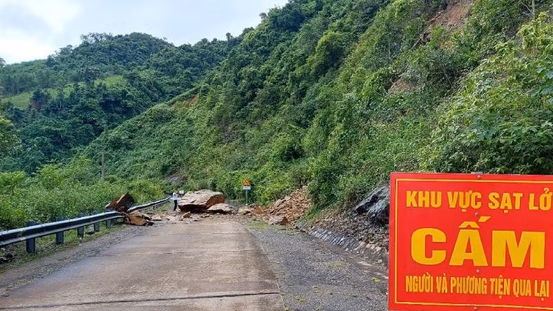 Đá từ trên núi rơi xuống mặt đường Hồ Chí Minh nhánh tây đoạn qua xã Trường Sơn, huyện Quảng Ninh gây tắc đường trong sáng nay.