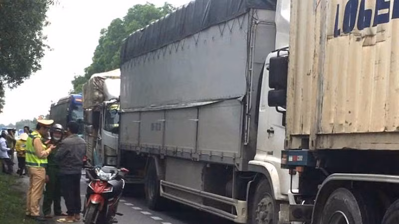 Lực lượng chức năng tìm hiểu nguyên nhân, xử lý vụ tai nạn liên hoàn.