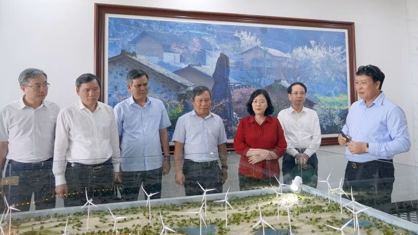 Trưởng ban Dân vận Trung ương Bùi Thị Minh Hoài và đoàn công tác khảo sát, làm việc tại Cụm trang trại điện gió B&T.