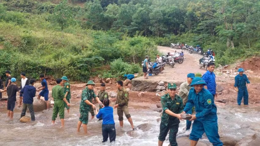 Quân và dân ở xã Trọng Hóa chung tay hàn vá ngầm tràn trên tuyến đường vào vùng Lòm.
