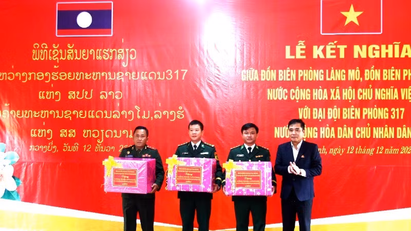 Lãnh đạo tỉnh Quảng Bình tặng quà cho các đơn vị bảo vệ biên giới chuyên trách của hai địa phương.