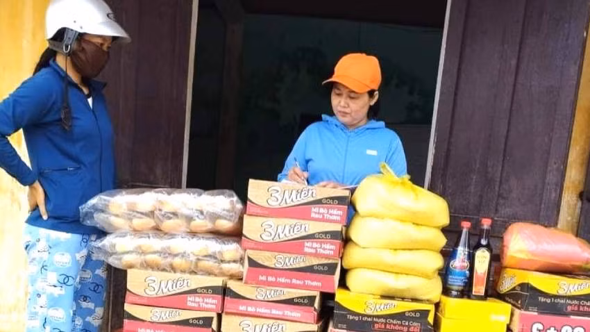 Người dân thôn Lộc Thượng, xã An Thủy, huyện Lệ Thủy, tỉnh Quảng Bình mở điểm quyên góp, ủng hộ về lương thực, thượng phẩm cho nhân dân vùng bị thiên tai các tỉnh phía bắc (Ảnh: CTV)
