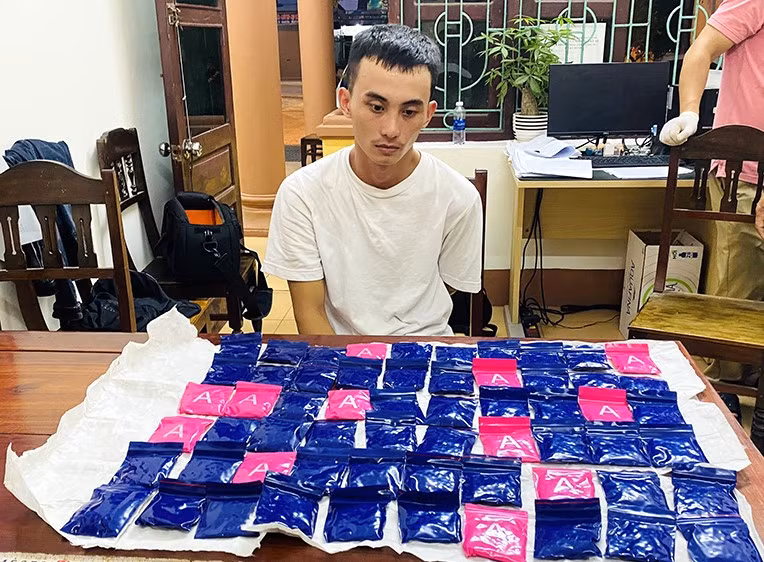 Đối tượng Trần Tý cùng tang vật bị công an bắt giữ.