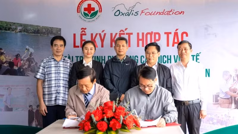 Ký kết, tài trợ kinh phí cung cấp dịch vụ cấp cứu ở khu vực thị trấn Phong Nha, huyện Bố Trạch (Quảng Bình).
