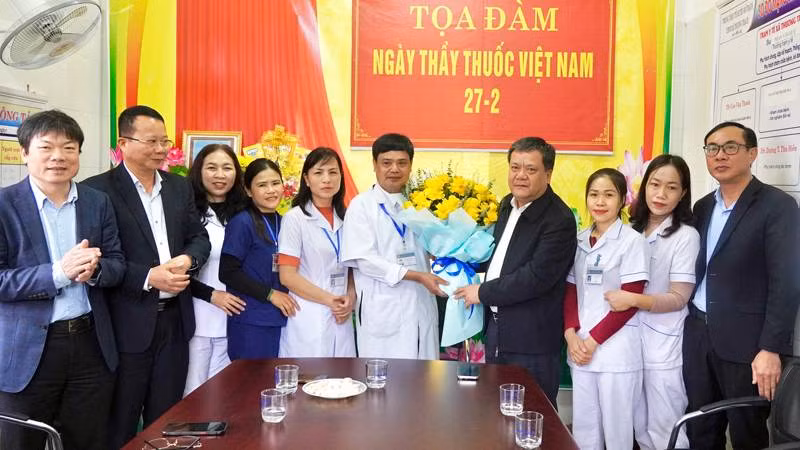 Chủ tịch Ủy ban nhân dân tỉnh Quảng Bình Trần Phong tặng hoa chúc mừng các cán bộ, y, bác sĩ Trạm Y tế xã Thượng Trạch. (Ảnh: TA)