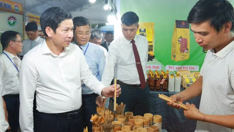 Đại biểu tham quan một gian hàng tiểu thủ công nghiệp tại hội chợ.