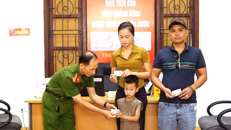 Những công dân Quảng Bình đầu tiên nhận thẻ căn cước mới. (Ảnh: minh họa)